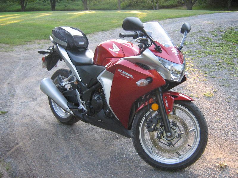 moto Honda CBR 250 R 2600.$ négociable