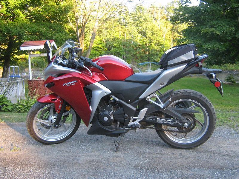 moto Honda CBR 250 R 2600.$ négociable