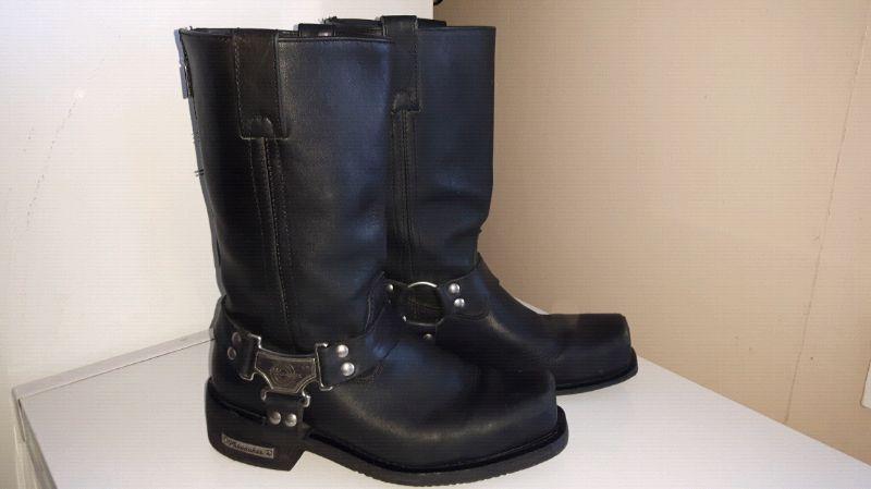 Mens Milwaukie motorcycle boots size 9.5