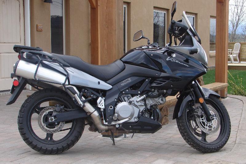 Low mileage DL1000 Vstrom with Givi monokey trunk and side bags