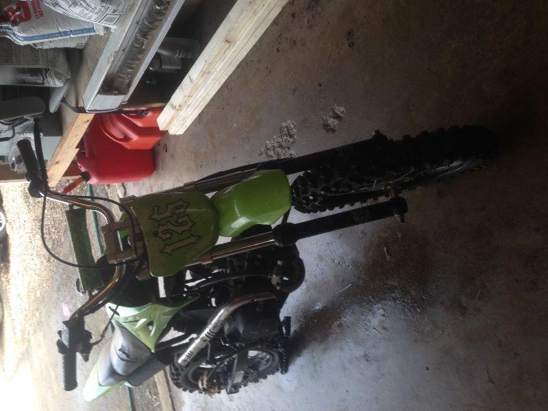 125 Green dirtbike Barely used