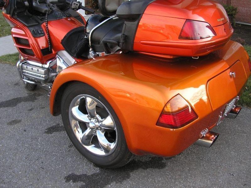 Moto orange brûlé transformée 3 roues