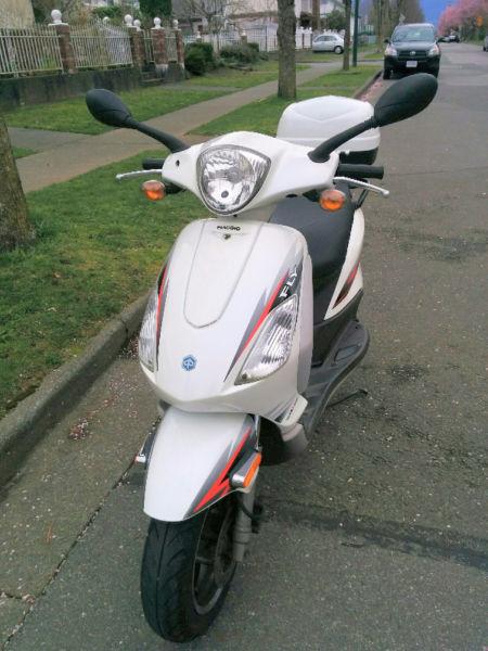 Piaggio Fly 2012 50cc Gas Scooter with white Trunk