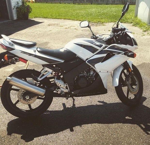 Cbr125!! Low km, asking $2000 or best offer