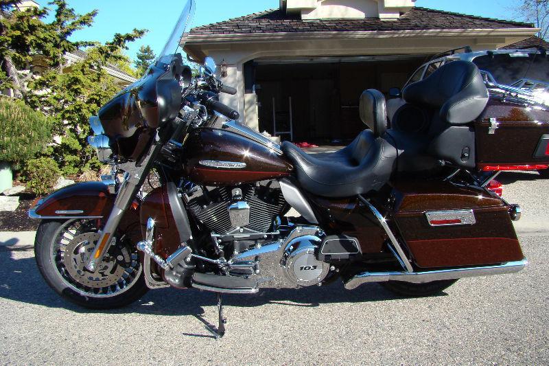 GORGEOUS 2011 HARLEY ULTRA LIMITED