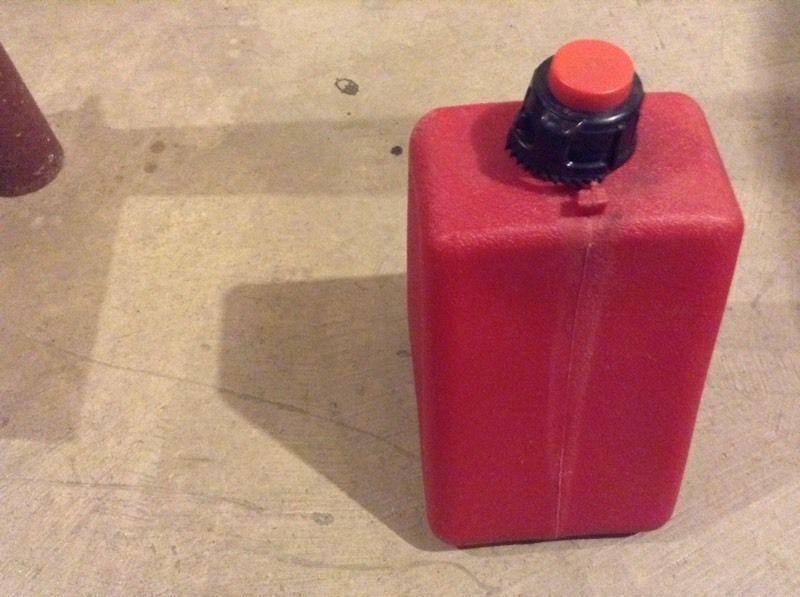 Spill proof motorcycle gas cans for saddlebags