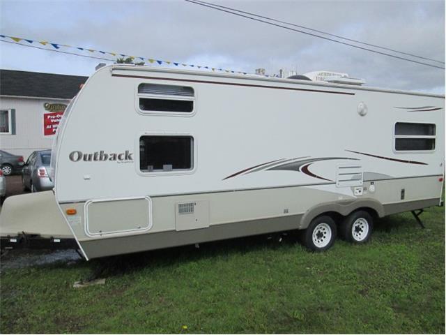 OUTBACK 26' TRAILER. REAR SLIDE WITH QUEEN BED + 4 FRONT BUNKS!