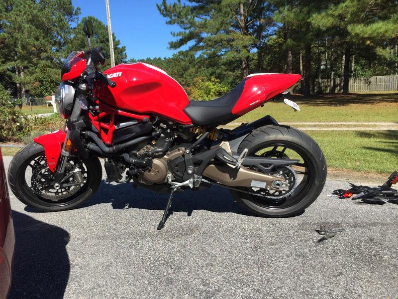 2015 Ducati Monster 821 Red stripe like new only 500 km