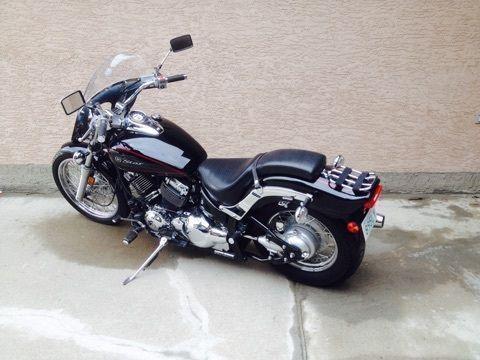2011 Yamaha V-Star 650 cc in MINT CONDITION. VERY SHARP LOOKING!