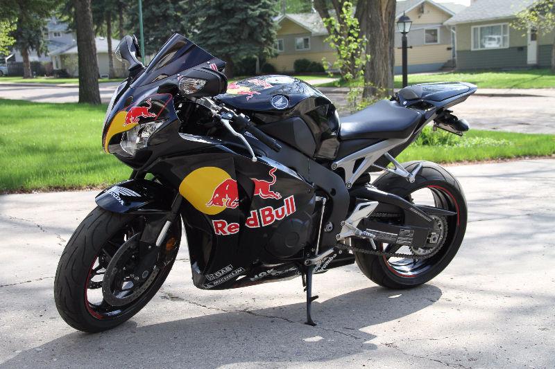 *** MINT CBR1000RR ABS REDBULL LOW LOW KMS!!! ***