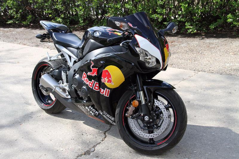 *** MINT CBR1000RR ABS REDBULL LOW LOW KMS!!! ***