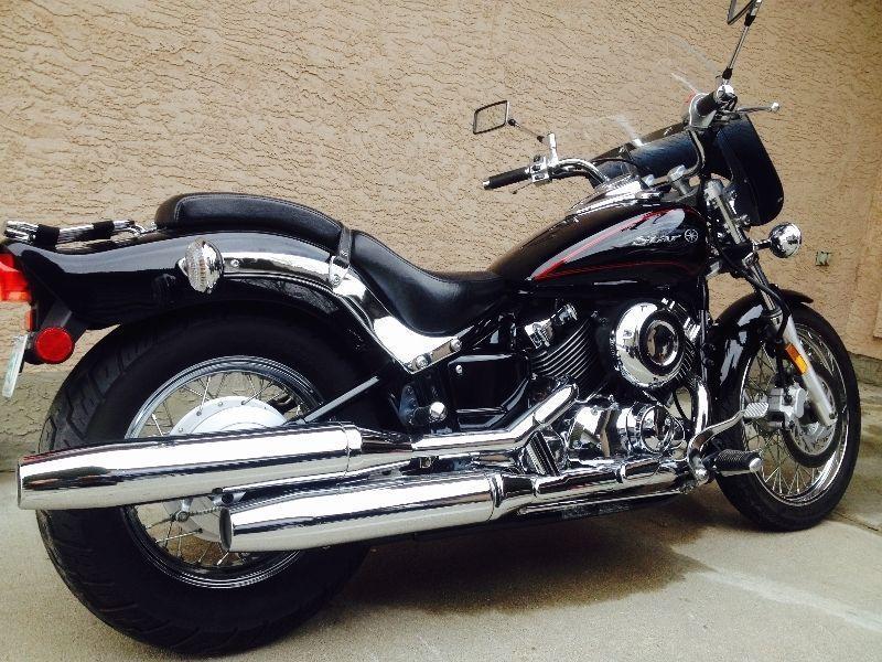 2011 Yamaha V-Star 650 cc in MINT CONDITION. VERY SHARP LOOKING!