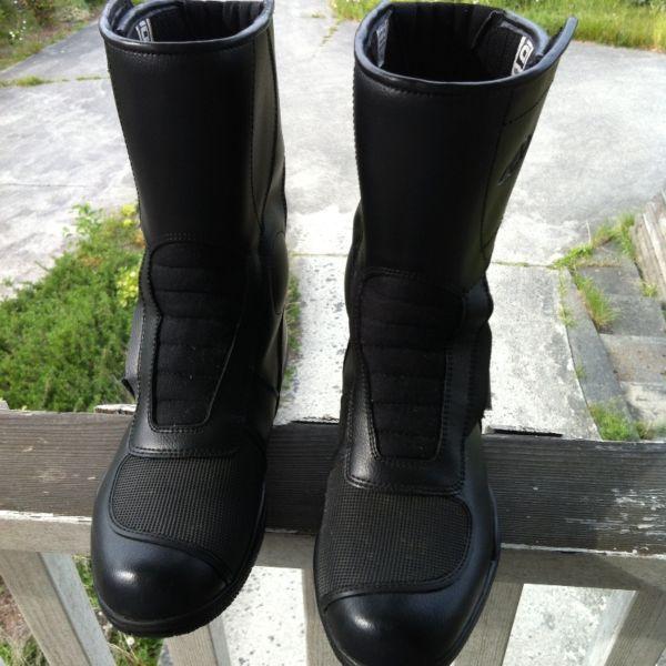 Womens Altimate Leather Boots (size 7)