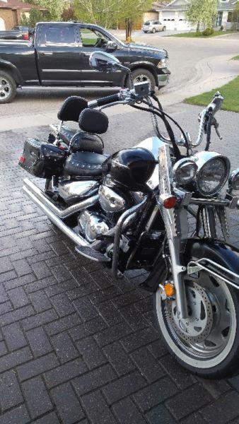 2005 Suzuki Boulevad C90T with Cobra Long pipes