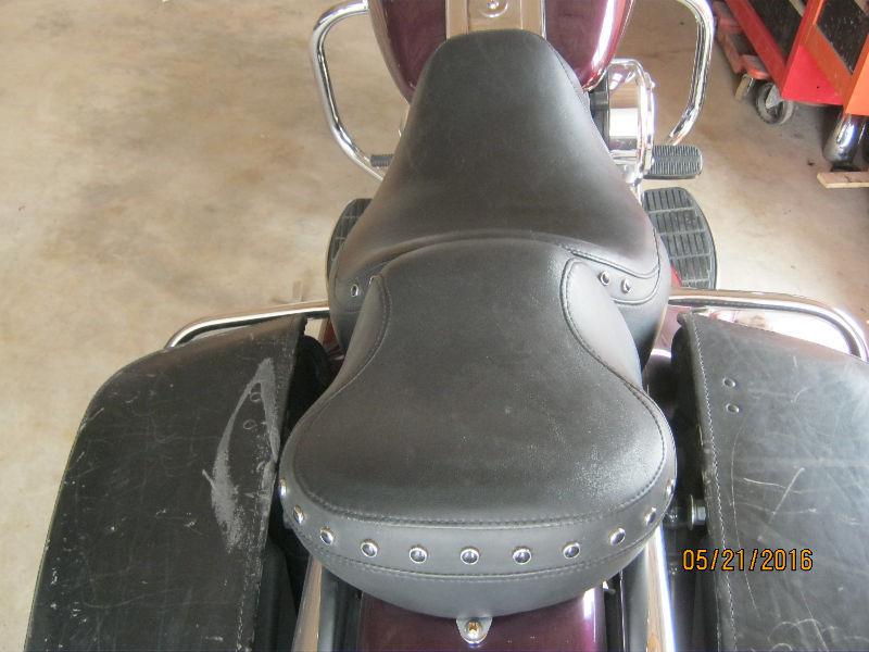 Harley RoadKing 2 piece seat like new fit 1998 to 2007