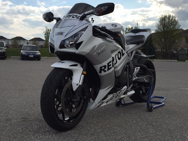 2012 Honda CBR1000RR LOW KMS, CERTIFIED, ON THE ROAD! NEGOTIABLE