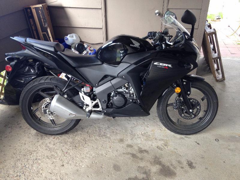 MINT 2011 CBR 125R ***2000$ OR TRADE FOR SMALL CAR***