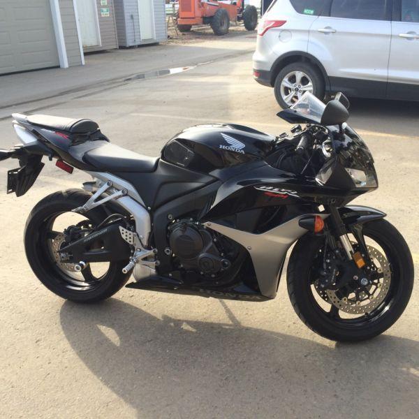 Honda CBR 600 RR - like new! Sport bike