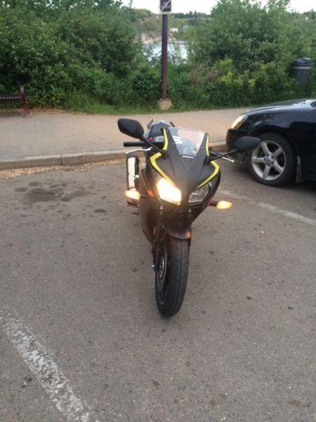 2015 HONDA CBR 300 brand new with 1400km