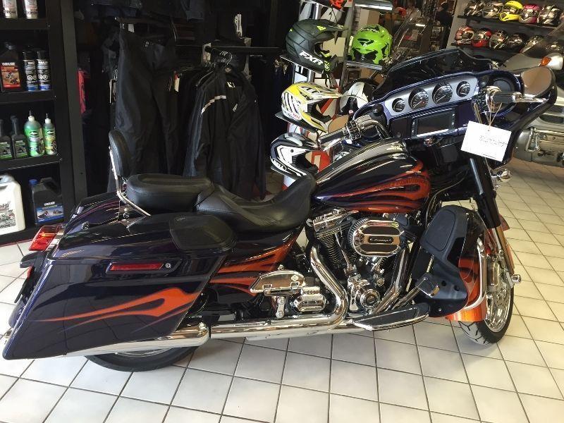 2015 Harley Davidson Street Glide CVO only 2199km. MINT!!