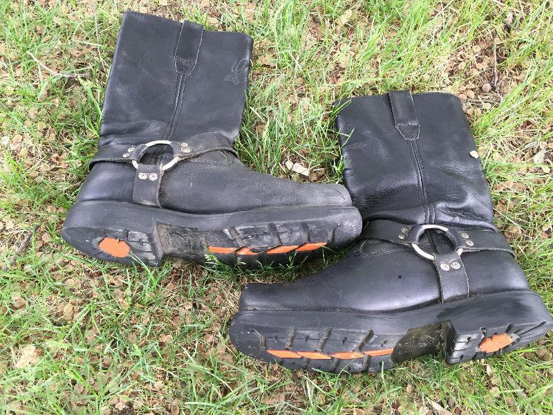 HD black size 7 boots