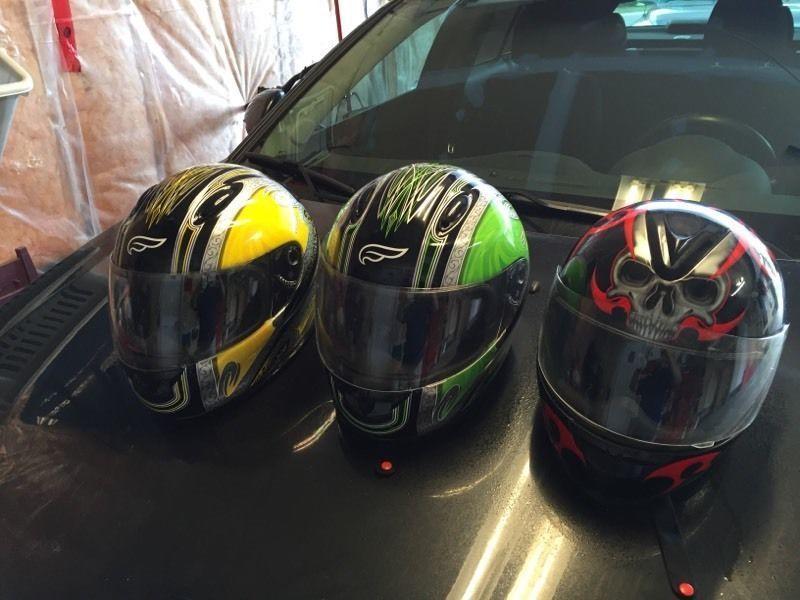 Race and street helmets