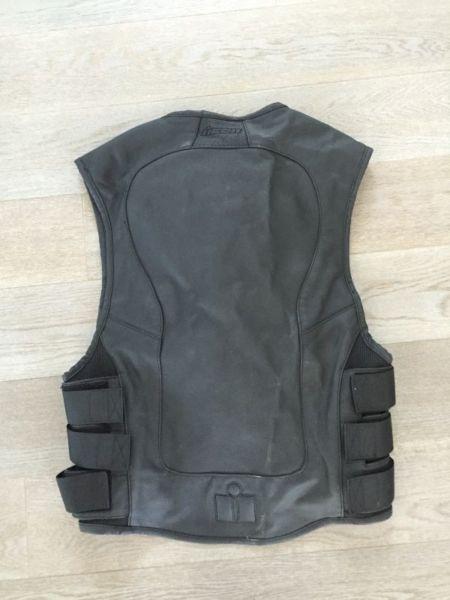 Icon regulator vest with removable spine protector