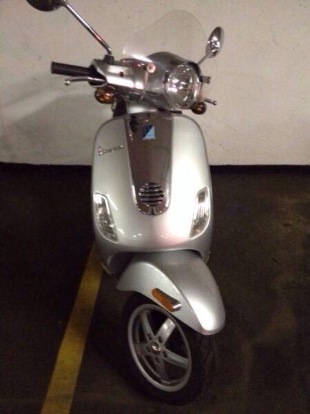 2009 Vespa LX150 Scooter- Put the fun back into driving!
