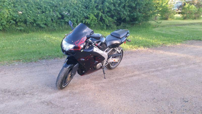 Gorgeous Ninja ZX6-R, like new, new tires, lots of new parts