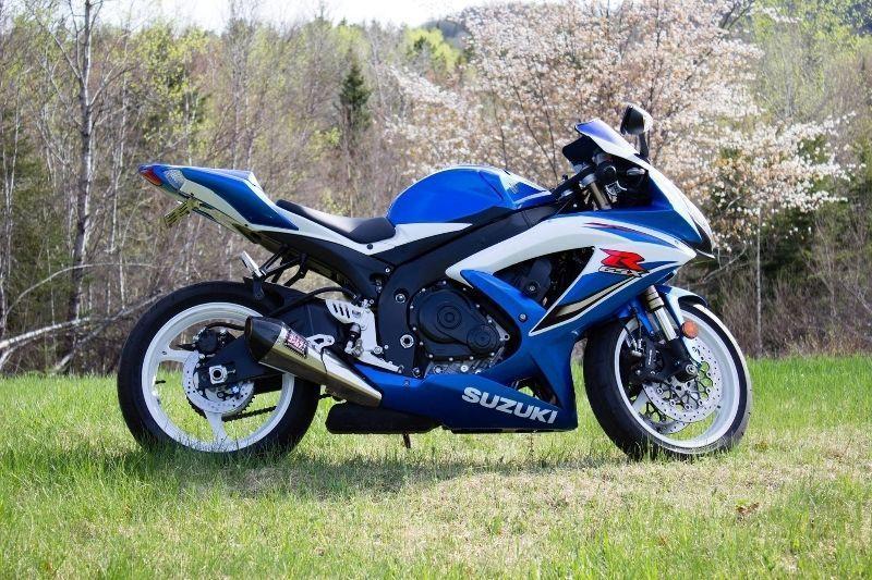 2009 GSXR 600 Blue and White