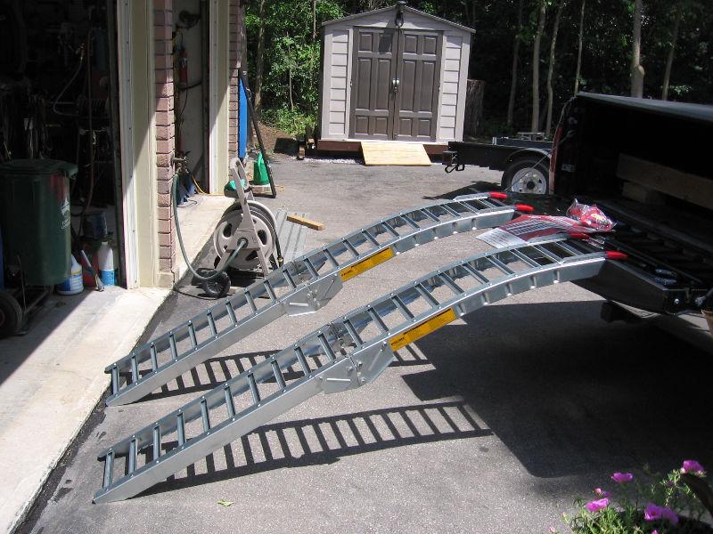 1400 lb capacity folding loading ramps