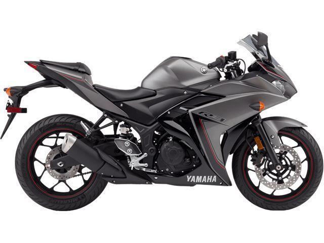 YAMAHA R3 EN LOCATION