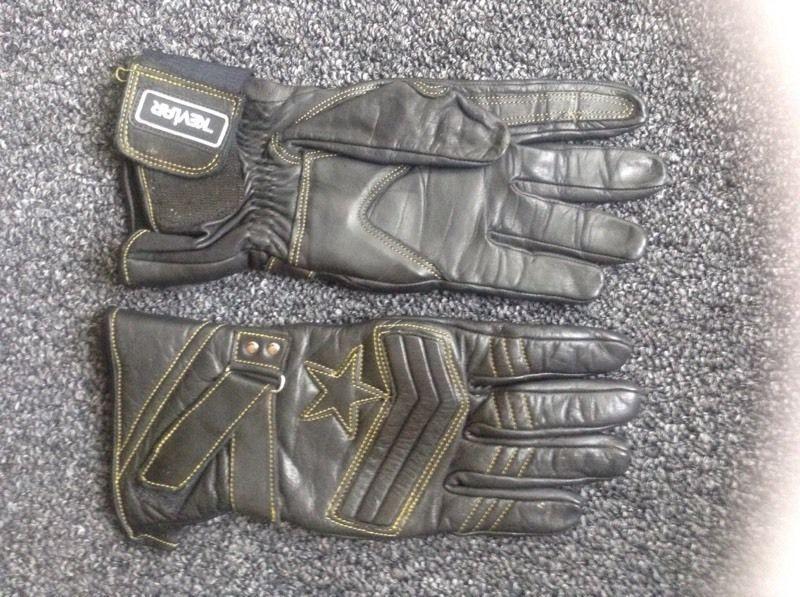 Leather motorcycle gloves