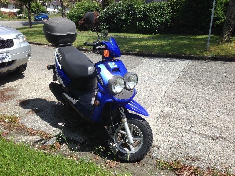 2004 Yamaha Scooter - Good Condition - With Helmet