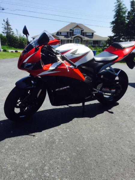 Honda CBR 600RR (Pearl Sunbeam White) **Limited Edition**