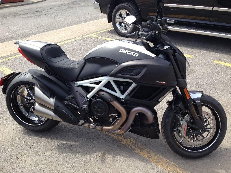 2015 Ducati Diavel Carbon 1907 KM seulement