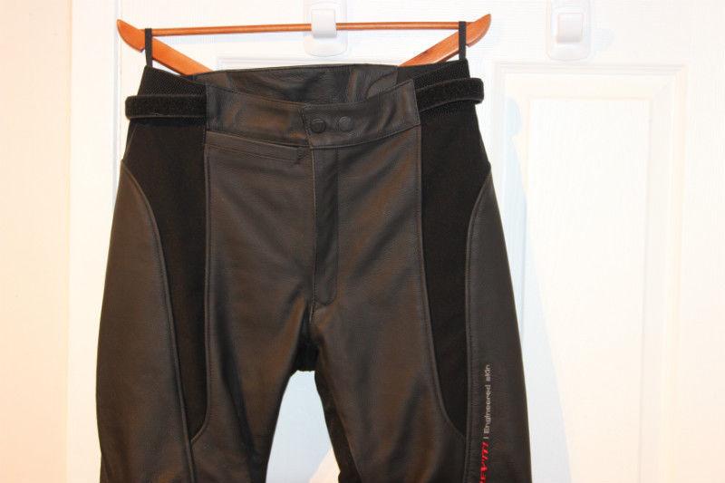 REV'IT! Ladies Leather Pants. Size Medium/Short. New no tags