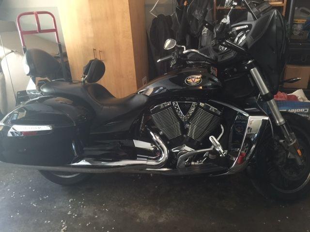 2011 VICTORY CROSS COUNTRY Gloss Black - Great Condition