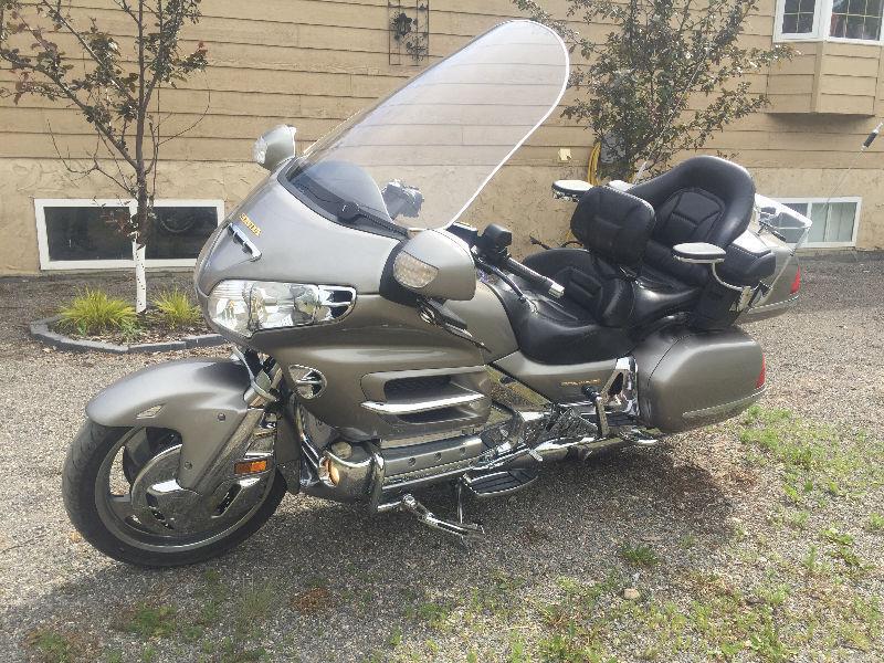 Goldwing with 3000$ Breeze trailer!! Immaculately maintained