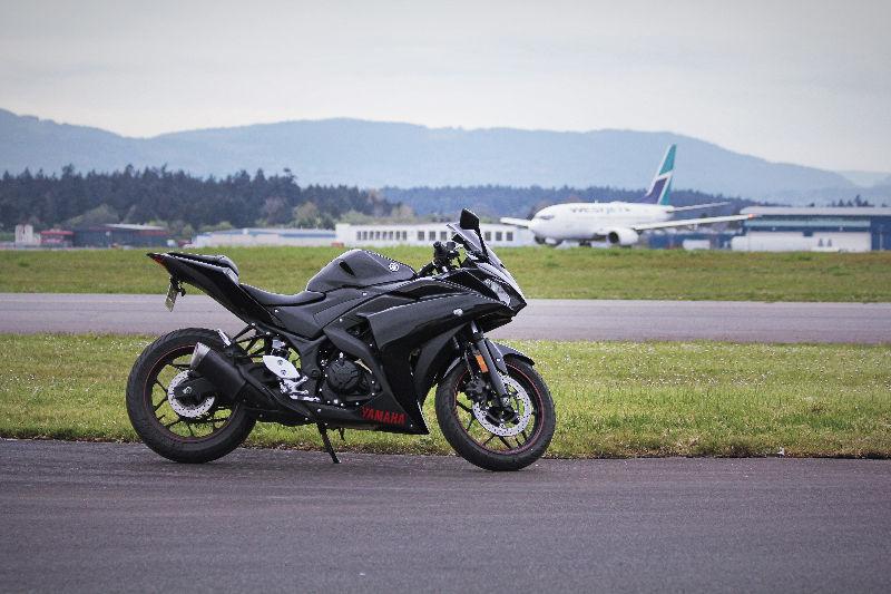 Black Yamaha R3