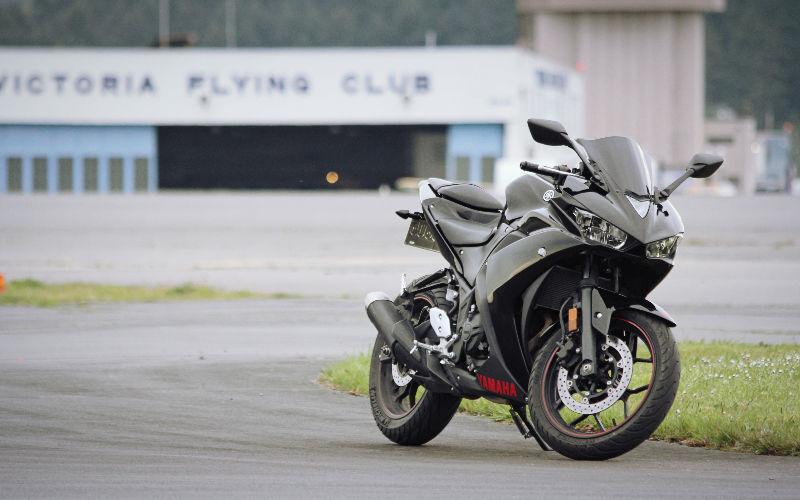 Black Yamaha R3