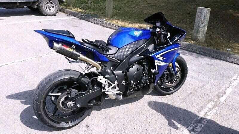2009 Yamaha R1 (new condition)