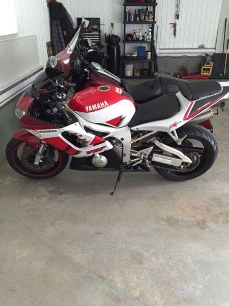 1999 Yamaha YZF-R6 in excellent condition!