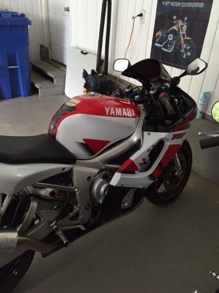 1999 Yamaha YZF-R6 in excellent condition!