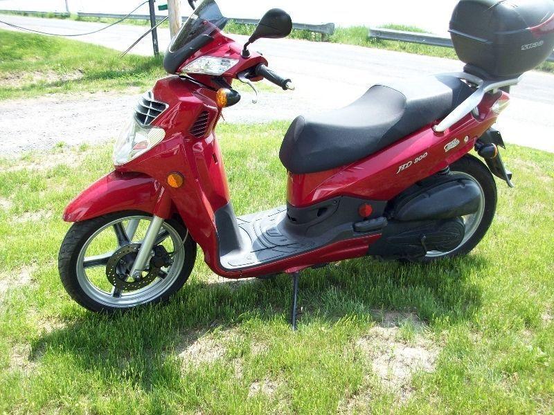 moto scooter sym moteur 4 temps bonne condition aubaine $