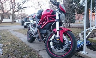 2011 Ducati Monster 696 + gear