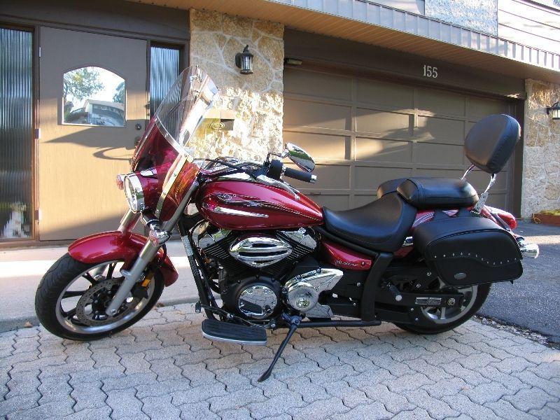 YAMAHA 950 VSTAR WITH 1040 KMS IN (MINT) SHAPE