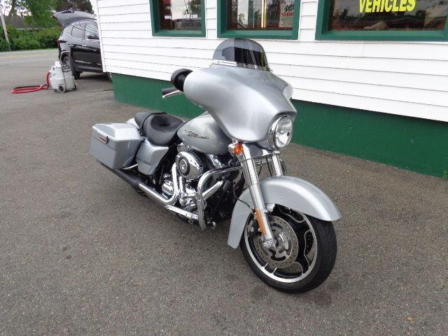 2010 Harley Davidson Street Glide (low, low kms!)