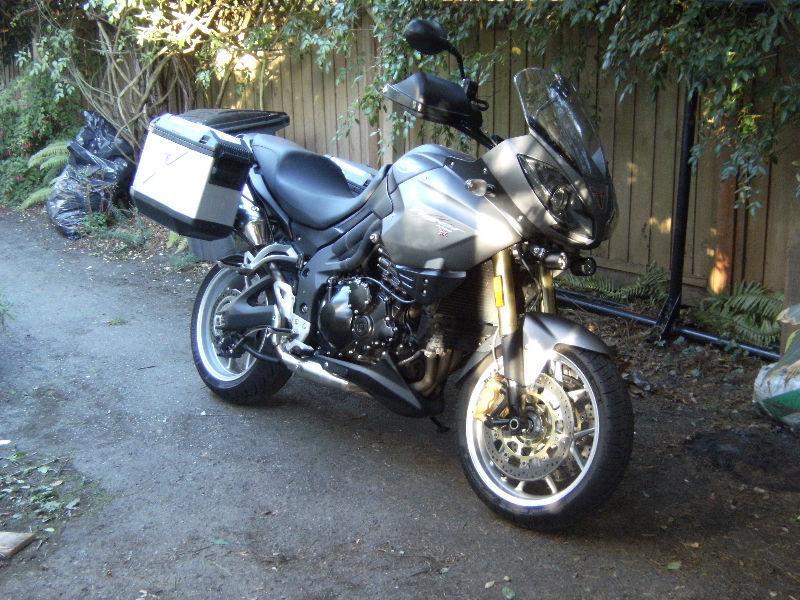 2010 Triumph Tiger SE 1050 (with optional factory warranty)